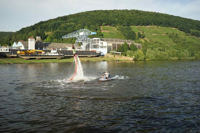Action und Wasserski-Akrobatik auf dem Main bei Wörth am Bayerischen Untermain.