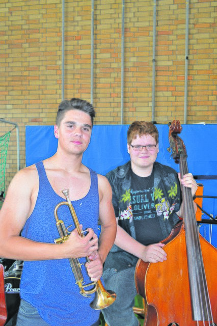 Trompeter David Fertig, Abiturient und Baritonsaxophonist Felix Umscheid, 11. Kl. spielen im Orchester. | Foto: Andrea Kaller-Fichtmüller