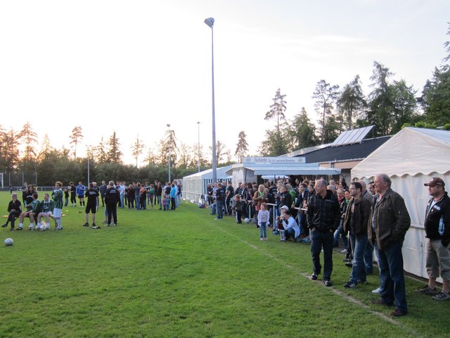 Ausflug VfL Mönchberg 2012; Zuschauer beim Elfmeterschießen