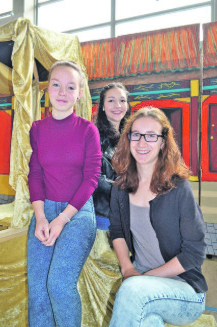 Madeleine Schneider, 8. Kl., Simin Schott, 11. Kl. und Maren Rudolf, 10. Kl. (von links) sind als Tänzerinnen dabei. | Foto: Andrea Kaller-Fichtmüller