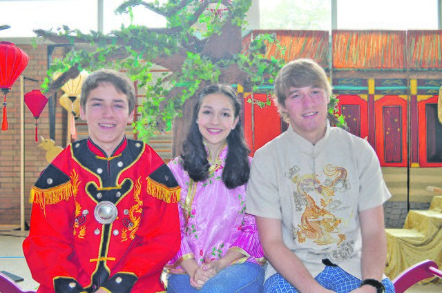 Michael Zeitner (Soldat Yao), Simin Schott (Heiratsvermittlerin) und Christian Zeitner (Mulan´s Vater), alle 11. Klasse, sind als Schauspieler im Musical „Mulan“ zu sehen. | Foto: Andrea Kaller-Fichtmüller