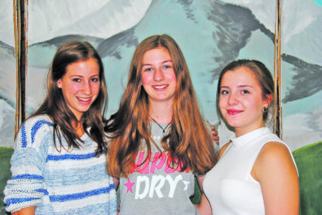 Carolin Leeger, Franziska Fertig und Linda Grünau, alle 11. Klasse, haben das Bühnenbild und die Requisiten mitgestaltet. | Foto: Andrea Kaller-Fichtmüller