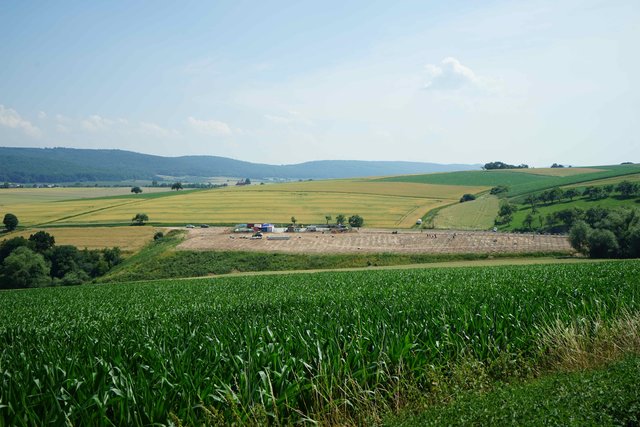 Blick auf den neuen Mönchberger Solar-Park, der wohl Ende August 2015 an das Netz gehen soll.