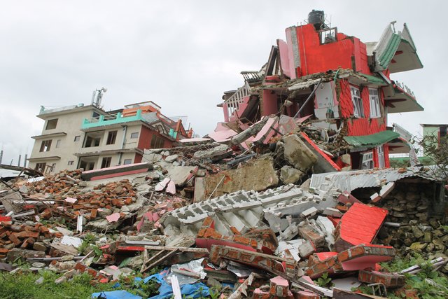 Zerstörtes Hotel in Chisapani | Foto: Bharat Thapa