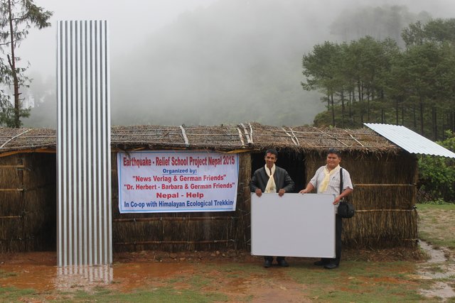 Übergabe des Schulmaterials | Foto: Bharat Thapa