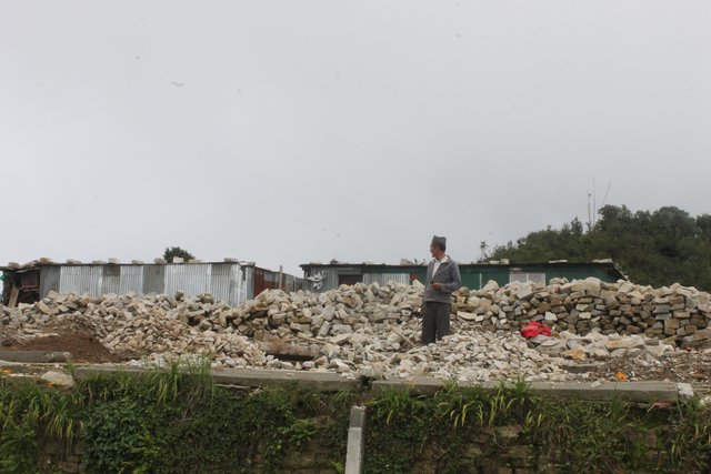 Das Hotel in Kutumsang mit dem Besitzer. | Foto: Bharat Thapa