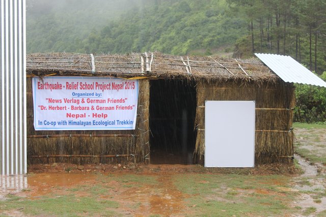 Dachblech und Weißwandtafel für die Schule im Kavre District | Foto: Bharat Thapa