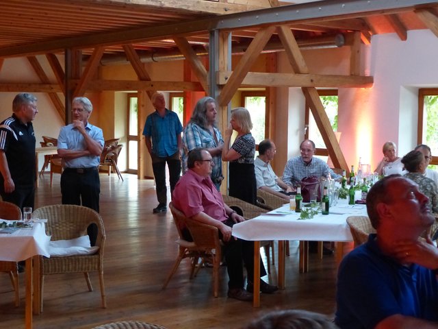 Die Genossen treffen im Obstkeller zur Generalversammlung der Energiegenossenschaft ein.