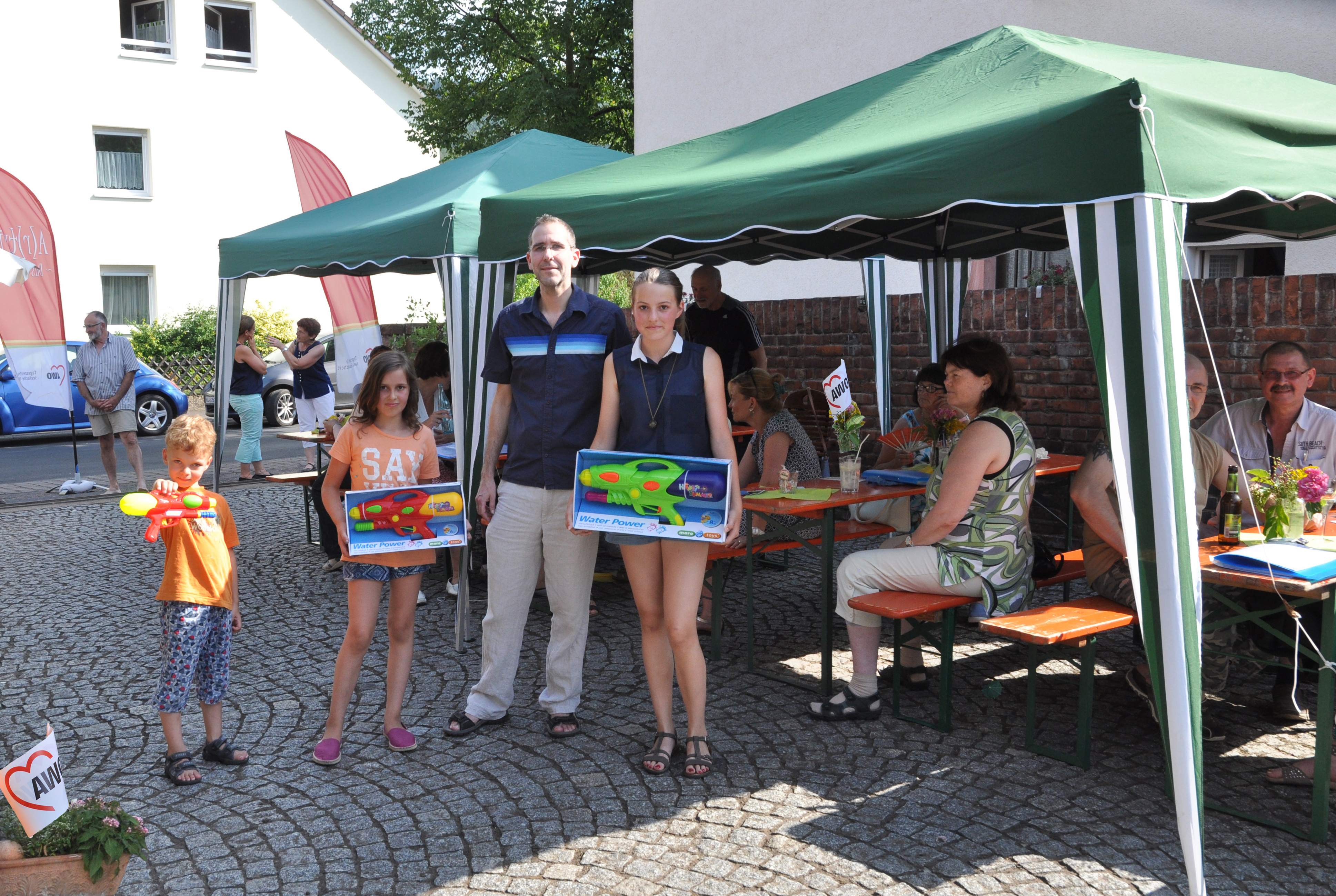 Die Gewinner der Olympiade freuen sich über die Abkühlung versprechenden Preise, die ihnen von Einrichtungsleiter Diplom-Psychologe Stephan Schreitz (Foto Mitte) überreicht wurden. Von links: Elias, Luzia und Charlotte