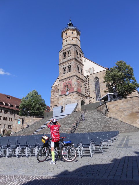 Die ev. Kirche St. Michael mit großer Freitreppe, auf der alljährlich Freilichtspiele stattfinden.