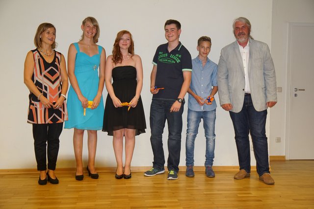 Vier Schülerinnen und Schüler wurden für ihre herausragende Leistungen besonders geehrt: Kathrin Streun (2.v.l.), Anna Trützler (3.v.l.), Christian Schumacher (4.v.l.) und Tim Kohl ( 5.v.l.) . Mit im Bild : Annette Lanzer-Meidel und Helmut Kootz von der Schulleitung.