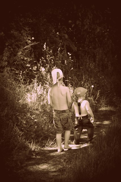 Geschwister im Sommer