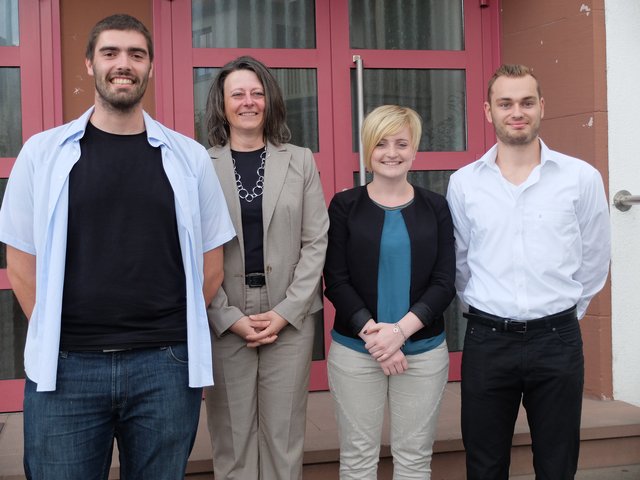 Die Abschlussbesten: Robert Naumann, Schulleiterin OStDin Karin Maywald, Milena Roth und Patrick Orth