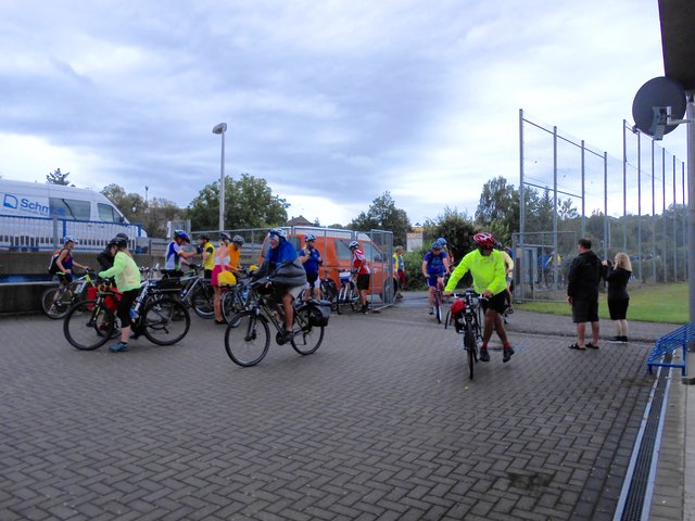 Die ersten Radler treffen ein