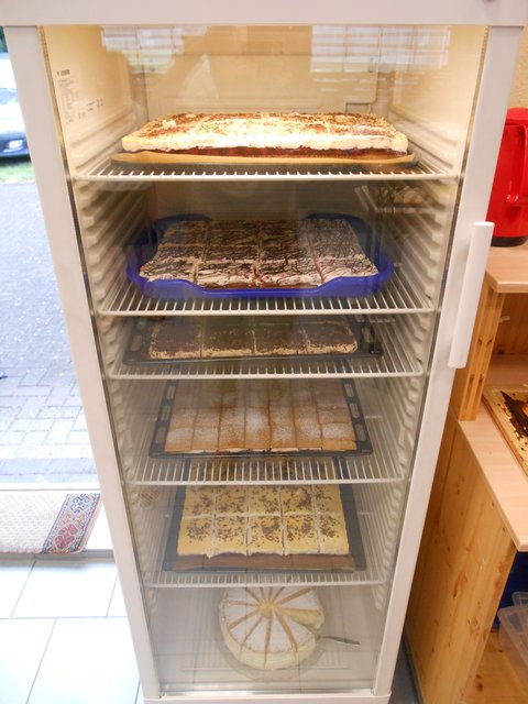 gut gekühlte Sahnekuchen und Torten
