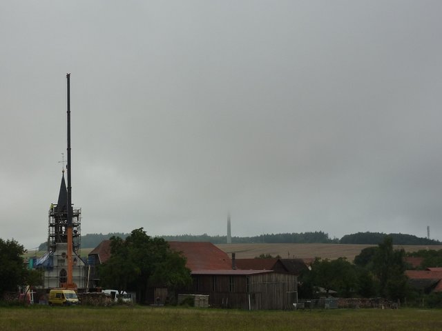 Kirchturm St. Vitus - Fernsehturm im Nebel - Mobilfunkmast