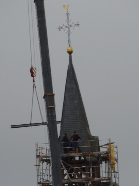 Stahlräger wird durch Turmdach gesteckt