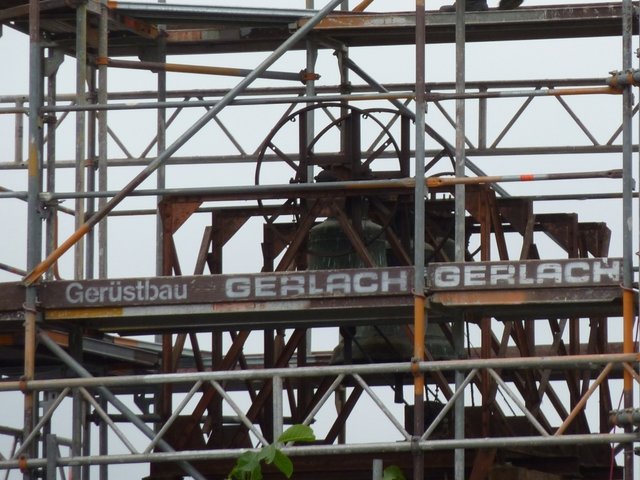 Kirche St. Vitus Wenschdorf - der Glockenstuhl liegt frei