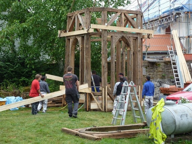 Turmkonstruktion wird behelfsmäßig mit Brettern ausgesteift