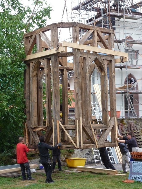 Turmkonstruktion vor dem Absetzen am Boden