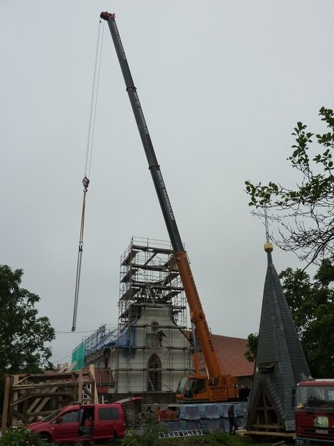Turmkonstruktion und Turmspitze am Boden