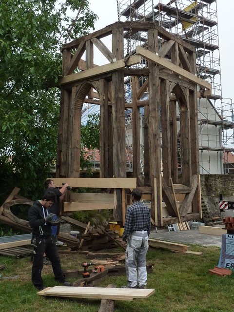 Turmkonstruktion wird behelfsmäßig mit Brettern ausgesteift