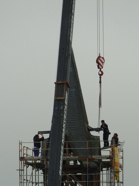 Stahlräger wird durch Turmdach gesteckt