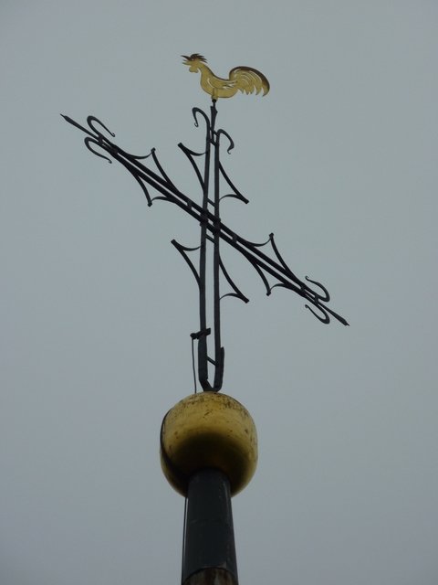 Kreuz mit Wetterhahn und Kugel