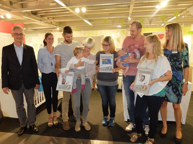 "Wonneproppen 2015 "-Siegerparty im Wohn Center Spilger: (v. l.) Charles Henri Rüttiger (News Verlag), Tanja Bender (Wohn Center Spilger), Steffen, Noemi und Marina Ott, Viola Pfeifer für Marleen, Tobias und Mirjam Frömel mit Frieda Marie sowie Petra Allig (Wohn Center Spilger)