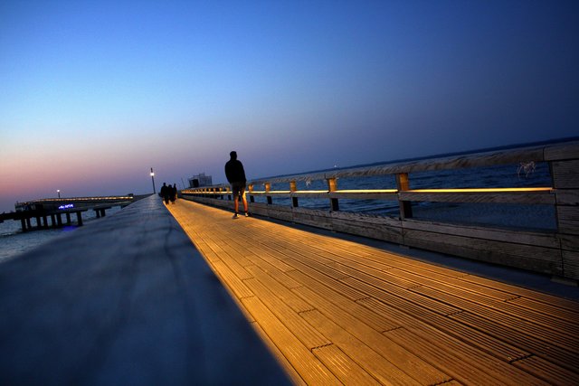 Seebrücke in Heiligenhafen bei Nacht