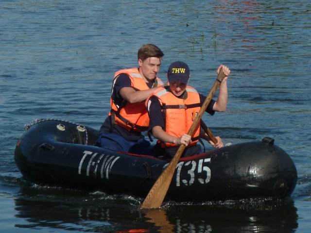 Zu zweit ein Schlauchboot fortbewegen - auch das war Ausbildungsthema im Jugendlager.