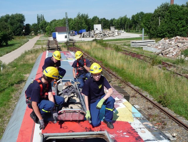 Der Patient wurde aus dem Waggoninneren geschafft, nun erfolgt der abtransport.