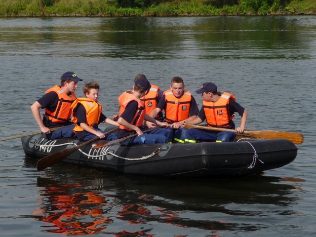 Teambesprechung beim Paddeln auf der Weser.