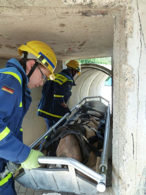 Schwieriger Verletztentransport im Trümmerkegel.
