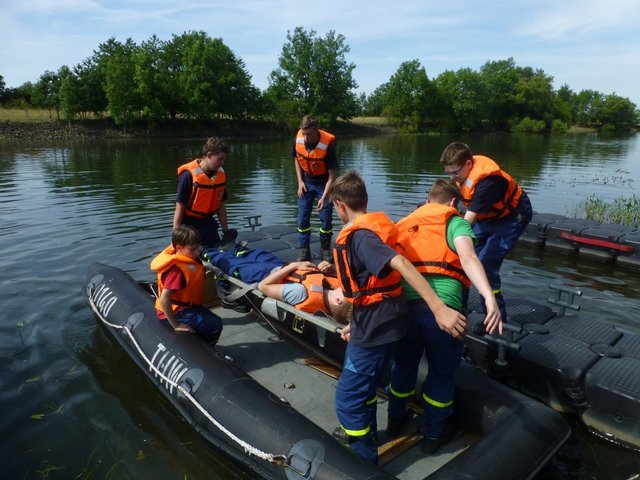 Verletztenrettung auf dem Wasser.