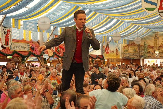 Was macht man nicht alles, um im Showgeschäft zu bleiben? - Singen, Trompete spielen, Witze erzählen, das Publikum zum Mitklatschen motivieren und Jonglieren auf Tischen und Bänken: der Oberbayer Stefan Mross genoss sichtlich das "Bad in der Menge" im Miltenberger Festzelt.