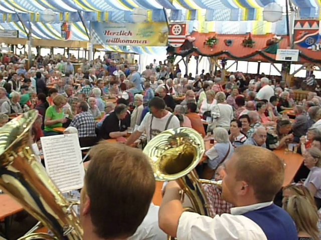 "Odenwälder Trachtenkapelle Wenschdorf-Monbrunn" unter der Leitung von Alexandra Loster am 2. September 2015 im Festzelt der Michaelismesse Miltenberg