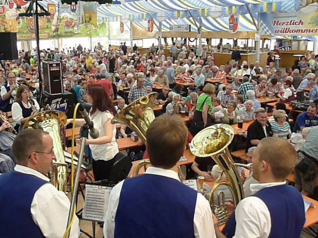 "Odenwälder Trachtenkapelle Wenschdorf-Monbrunn" unter der Leitung von Alexandra Loster am 2. September 2015 im Festzelt der Michaelismesse Miltenberg