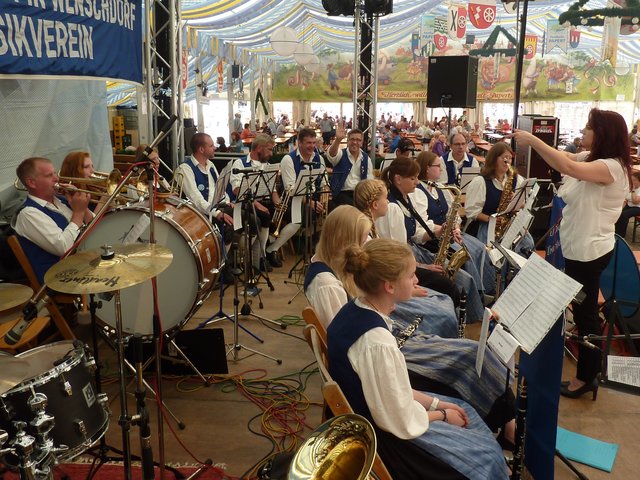 "Odenwälder Trachtenkapelle Wenschdorf-Monbrunn" unter der Leitung von Alexandra Loster am 2. September 2015 im Festzelt der Michaelismesse Miltenberg