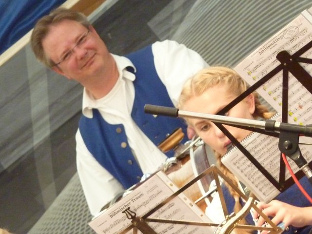 "Odenwälder Trachtenkapelle Wenschdorf-Monbrunn" unter der Leitung von Alexandra Loster am 2. September 2015 im Festzelt der Michaelismesse Miltenberg