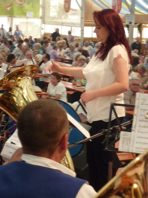 Alexandra Loster und die "Odenwälder Trachtenkapelle Wenschdorf-Monbrunn" am 02.09.15 im Festzelt der Michaelismesse