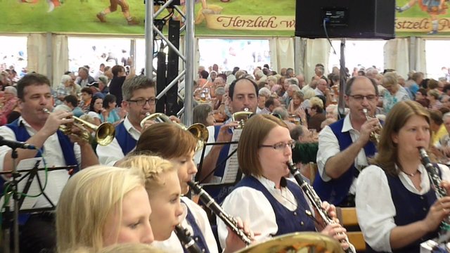 "Odenwälder Trachtenkapelle Wenschdorf-Monbrunn" unter der Leitung von Alexandra Loster am 2. September 2015 im Festzelt der Michaelismesse Miltenberg