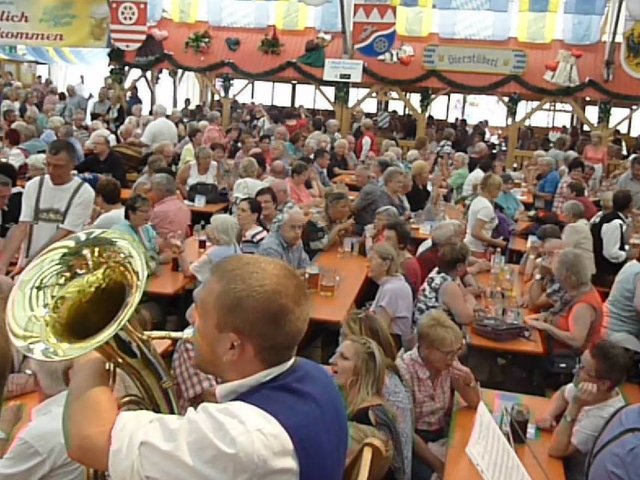 "Odenwälder Trachtenkapelle Wenschdorf-Monbrunn" unter der Leitung von Alexandra Loster am 2. September 2015 im Festzelt der Michaelismesse Miltenberg