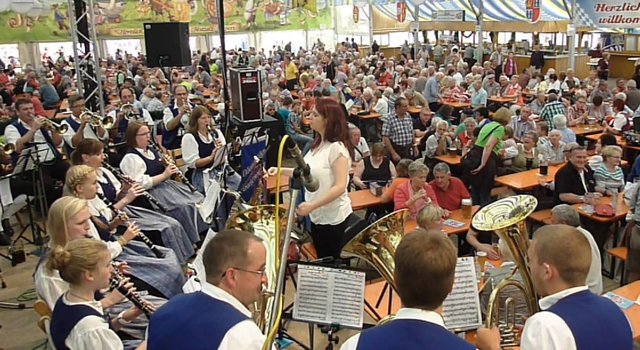 "Odenwälder Trachtenkapelle Wenschdorf-Monbrunn" unter der Leitung von Alexandra Loster am 2. September 2015 im Festzelt der Michaelismesse Miltenberg