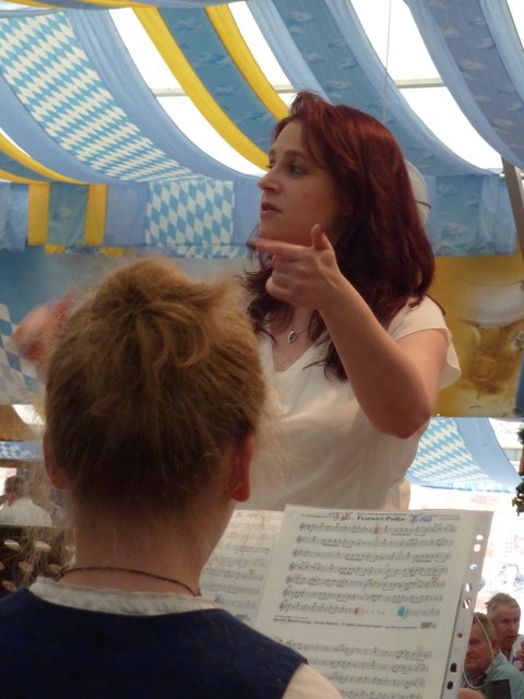 "Odenwälder Trachtenkapelle Wenschdorf-Monbrunn" unter der Leitung von Alexandra Loster am 2. September 2015 im Festzelt der Michaelismesse Miltenberg