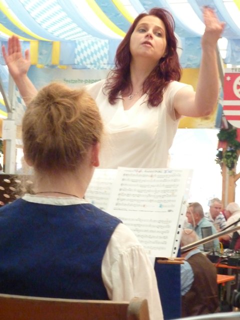 Alexandra Loster und die "Odenwälder Trachtenkapelle Wenschdorf-Monbrunn" am 02.09.15 im Festzelt der Michaelismesse