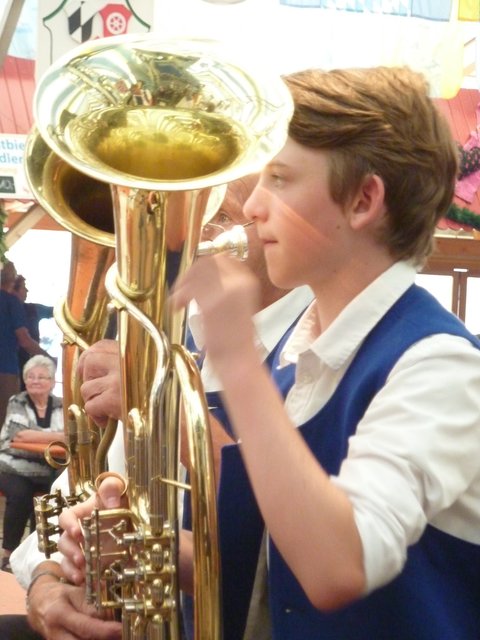 "Odenwälder Trachtenkapelle Wenschdorf-Monbrunn" unter der Leitung von Alexandra Loster am 2. September 2015 im Festzelt der Michaelismesse Miltenberg