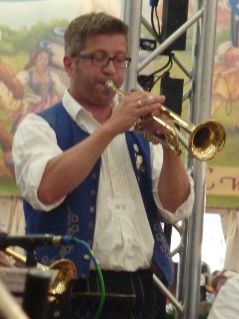 "Odenwälder Trachtenkapelle Wenschdorf-Monbrunn" unter der Leitung von Alexandra Loster am 2. September 2015 im Festzelt der Michaelismesse Miltenberg