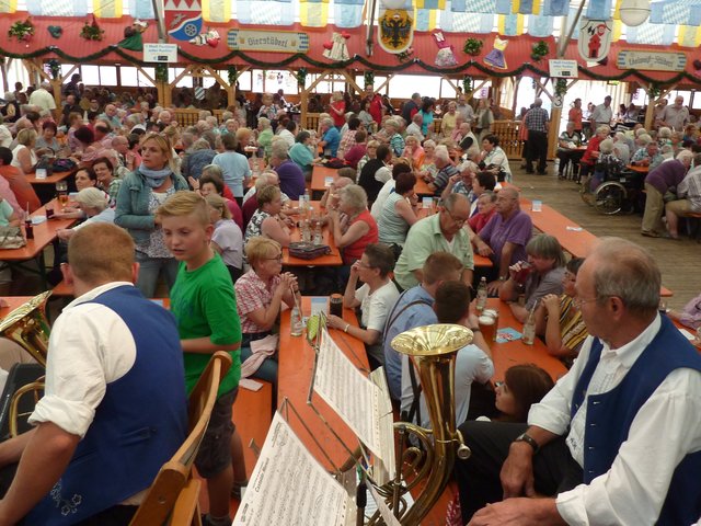 "Odenwälder Trachtenkapelle Wenschdorf-Monbrunn" unter der Leitung von Alexandra Loster am 2. September 2015 im Festzelt der Michaelismesse Miltenberg