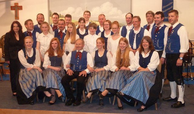 Alexandra Loster und die "Odenwälder Trachtenkapelle Wenschdorf-Monbrunn" beim Musikalischen Maienabend am 09.05.15